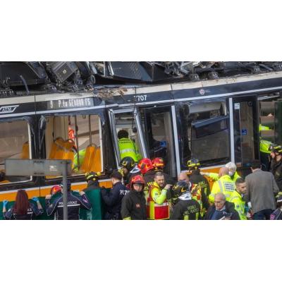 Al menos dos muertos y decenas de heridos en el descarrilamiento de un tranvía en Milán