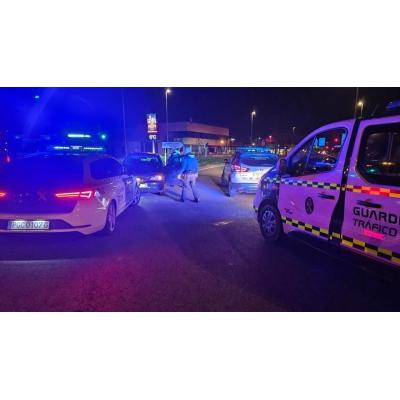 Huye ebria de un control, circula por el carril contrario y embiste un coche policial cerca de Pamplona