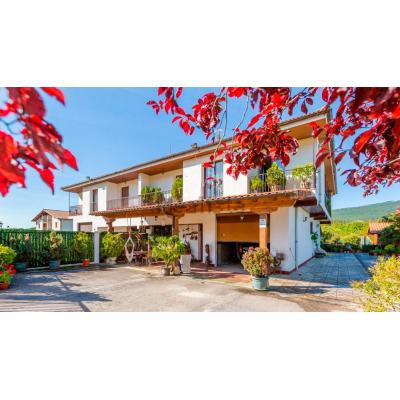 La casa de ensueño que se vende a muy pocos minutos de Pamplona y tiene dos piscinas