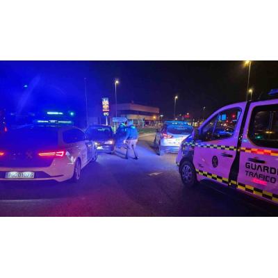 Persecución de madrugada en Pamplona: huye borracha de la Guardia Civil, invade carriles y acaba detenida