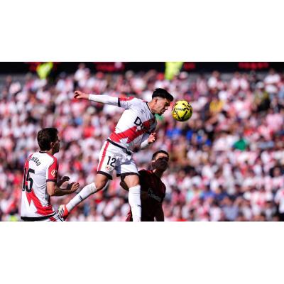 Unai Simón sostiene al Athletic en Vallecas