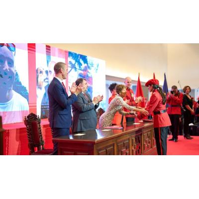 Homenaje con honores por años de servicio y compromiso social