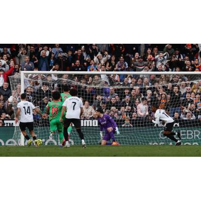 Un penalti destroza las ilusiones de Osasuna en Valencia y le aleja de la zona europea