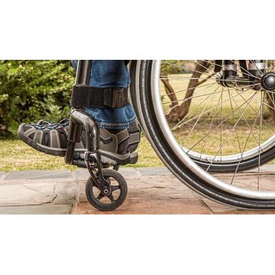 Atropello en Pamplona: un hombre en silla de ruedas acaba herido y en el hospital