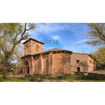 La iglesia románica del siglo XII con tierras que se vende en un pueblo de Navarra