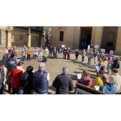 Más de 50 mujeres se concentran ante la Catedral de Pamplona para reclamar liderazgo en la Iglesia