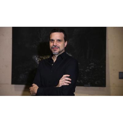 Campos, cimientos y silencio: lo que ha encontrado un artista gallego en España y Francia llega a Pamplona