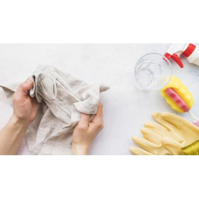 Los dos productos que tienes en casa y limpian las manchas de lejía