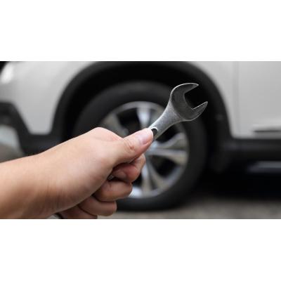 ¿Me pueden multar por reparar y lavar el coche en la calle?
