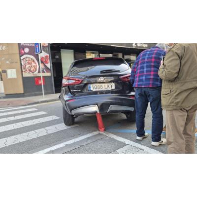 Accidente imposible en Pamplona: la sorprendente imagen de un coche enganchado a un pivote