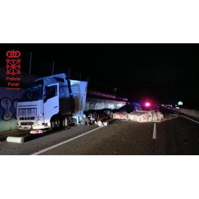 Reabierto al tráfico un carril de la A-1 tras el accidente de un camión en Olazagutía