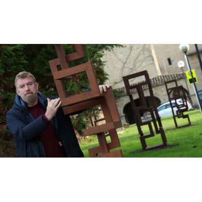 La escultura del artista navarro Ariel Elizondo Lizarraga rebasa La Puerta Gótica y sale al campus