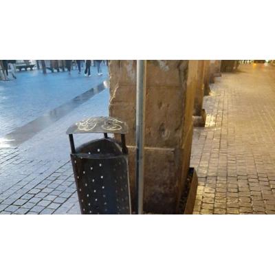 El Ayuntamiento de Estella repone una veintena de papeleras objeto de actos vandálicos