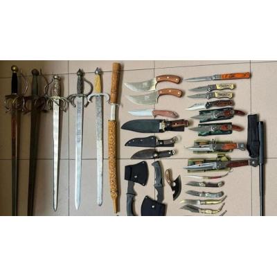 Detenido con katanas, navajas o defensas extensibles que vendía sin licencia en mercadillos de Almería