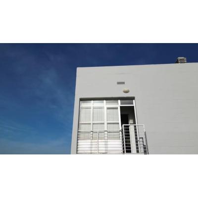 Así es la casa cubo con pista de squash a la venta en la comarca de Pamplona