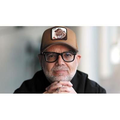 Iván Romo: "Las fotos, en blanco y negro, son como un golpe y los versos, como una caricia, lo quise así"