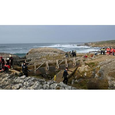 Cinco jóvenes fallecidos y un desaparecido al romperse una pasarela costera en Santander