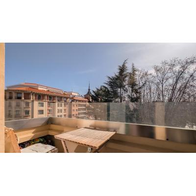 El piso reformado con vistas a una de las plazas más icónicas de Pamplona