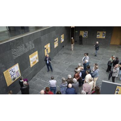 Una exposición recuerda el carlismo antifranquista en el Parlamento de Navarra: "En mi familia somos trece hermanos y nueve pasamos por la cárcel en la época de la dictadura"