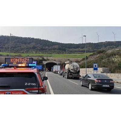 El accidente de un camión excavadora provoca retenciones en el túnel de El Perdón, que ya está abierto al tráfico