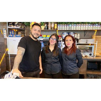 Madre e hija toman el relevo en una conocida cafetería de Iturrama: "No le tenemos miedo al trabajo"