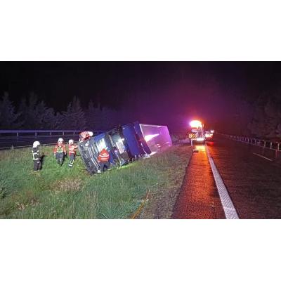 Herido el conductor de un camión frigorífico al salirse de la vía y volcar en Cadreita