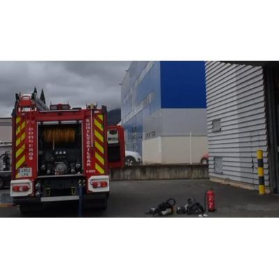 Herido un trabajador de 42 años en un incendio en una cabina de pintura en el polígono Comarca II de Galar