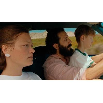 El thriller domina los estrenos con ‘Caminando con el diablo’ y ‘Aves de corral’