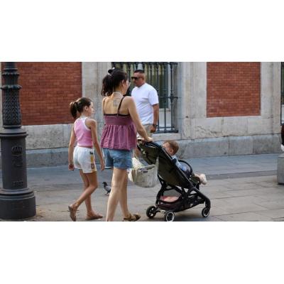 Las mujeres dedican tres veces más tiempo a cuidados que los hombres