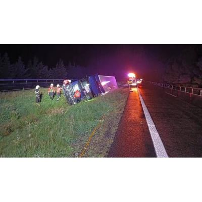 Aparatoso vuelco de un camión frigorífico en Navarra: el vehículo ha quedado cruzado en la mediana