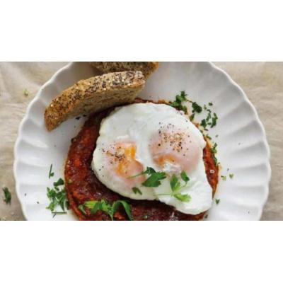 Receta: huevos pochados con txistorra y dátiles de Dani García