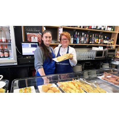 La ucraniana que triunfa en un bar de Pamplona con los fritos y la comida casera: "Lo hago todo a mano"