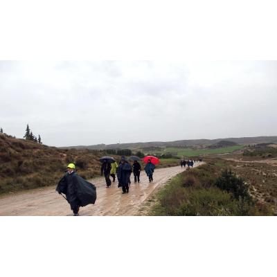La Ribera camina contra la lluvia y el viento en su ruta a Javier