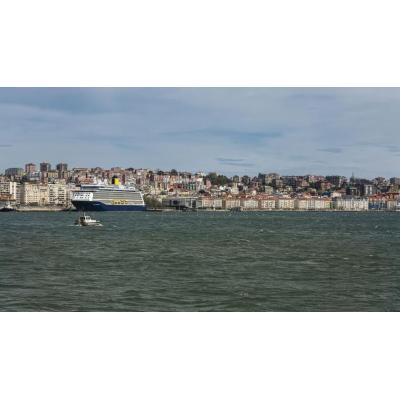 Heridas 3 remeras tras volcar su trainera en la Bahía de Santander
