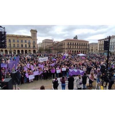La lluvia no frena la manifestación del 8M en Pamplona contra los sistemas de opresión
