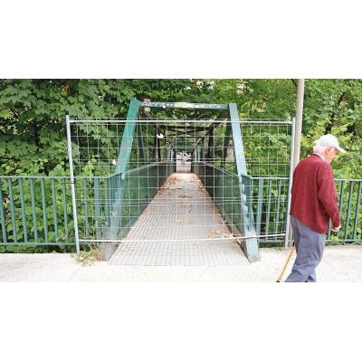 La pasarela cerrada sobre el Ega en Estella, un riesgo para los peatones
