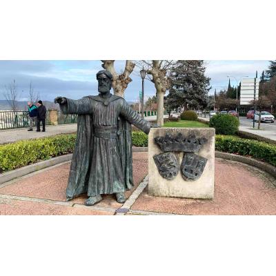 La escultura de un Rey de Navarra en Pamplona que Asiron ha 'olvidado' cambiar de sitio