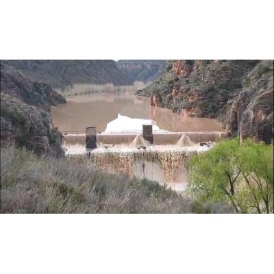 Desborde del embalse de Añamaza en la frontera con Navarra