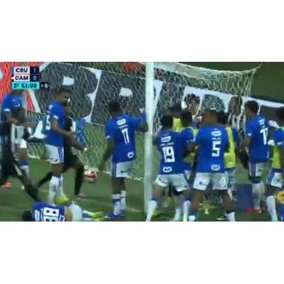 Tangana generalizada y récord brasileño... con 23 expulsiones en el Cruzeiro-At. Mineiro