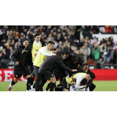 El Valencia frustra el debut de Quique con una remontada agónica y huye del descenso