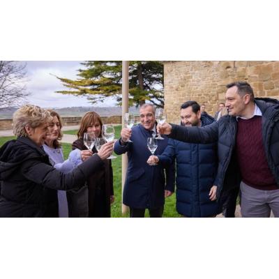 Primer día de abastecimiento en Viana del manantial de Lojuz de Mendaza