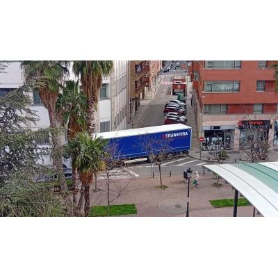 Un camión se queda bloqueado y corta el tráfico en una zona del centro de Tudela