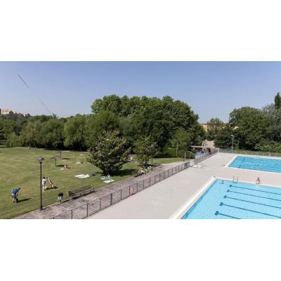 Las playas de las piscinas exteriores del Complejo Deportivo Aranzadi tendrán nuevo pavimento