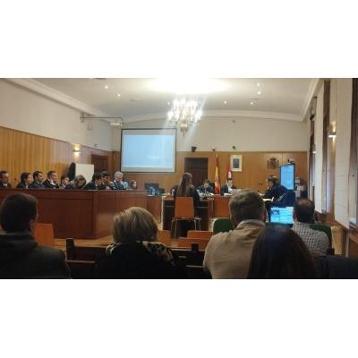 Una exrecepcionista de una funeraria confirma el "reciclaje" tanto de ataúdes como de flores