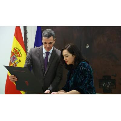 Sánchez entrega a Marisa Paredes a título póstumo la Gran Cruz de Isabel la Católica
