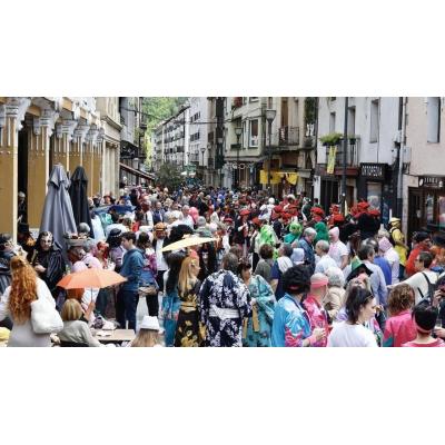 Multas para nueve personas por hostigar y coaccionar a un ertzaina y a un policía municipal