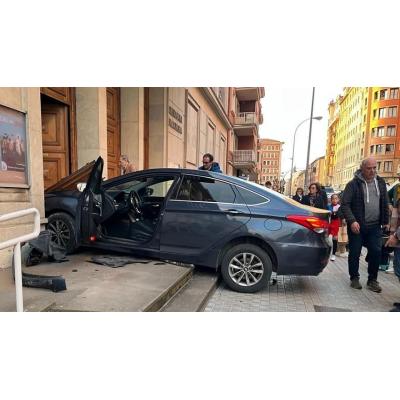 Vídeo: Un coche se empotra en la iglesia de Jesuitas de Pamplona