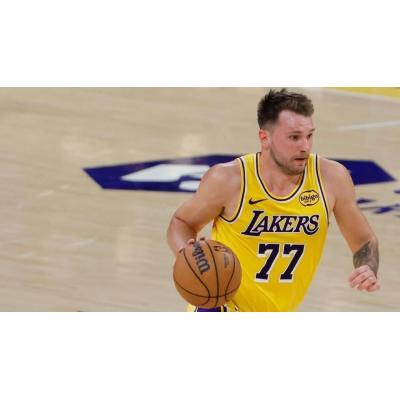 Luka Doncic, multado con 50.000 dólares hacerle "un gesto inapropiado" al árbitro