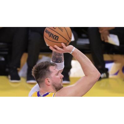 Luka Doncic, multado con 50.000 dólares por realizar "un gesto inapropiado" hacia un árbitro