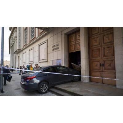 Fotos de un coche empotrado contra la puerta de la iglesia de Jesuitas